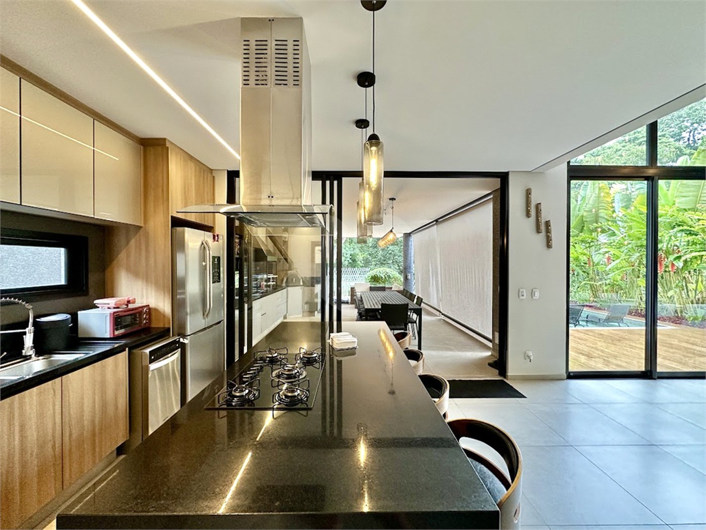 Casa à venda com 3 suítes no condomínio Reserva Santa Maria, Jandira - SP