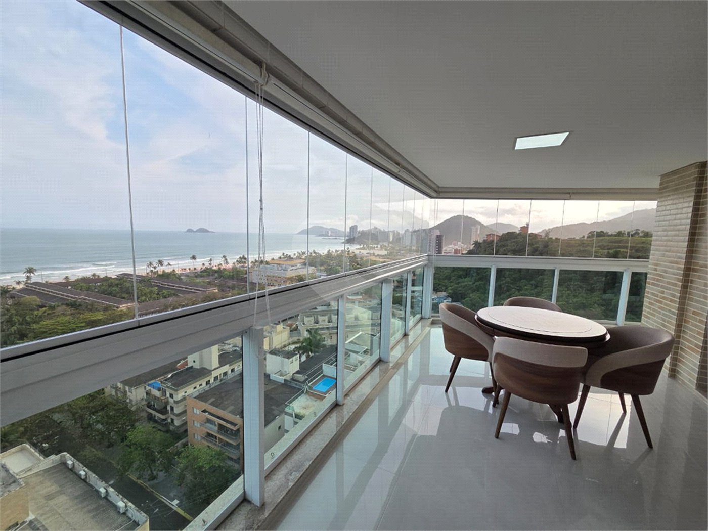 Apartamento à venda com 4 quartos, sendo 2 suítes, em Enseada, Guarujá, SP