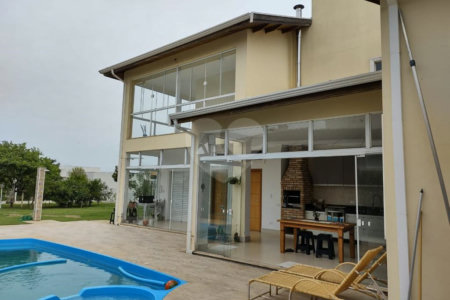 Casa à venda com 4 quartos, sendo 2 suítes, no condomínio Primavera, Salto - SP
