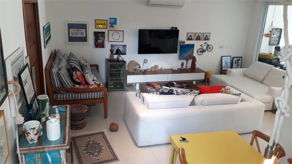 Casa à venda com 4 quartos, sendo 3 suítes, no condomínio Residencial Vila Esmeralda, São Sebastião - SP