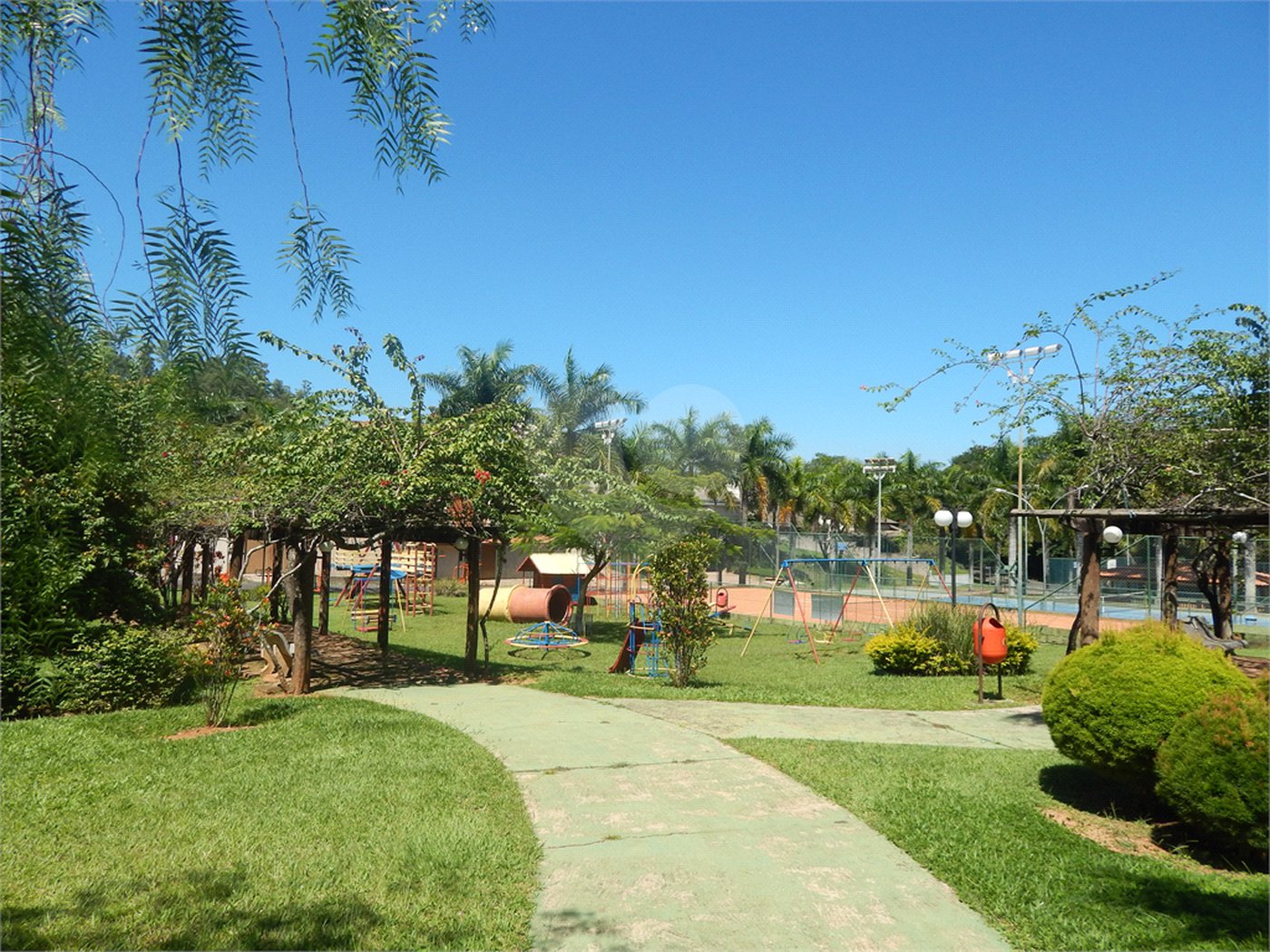 Casa à venda com 4 quartos, sendo 1 suíte, no condomínio Vale do Itamaracá, Valinhos - SP