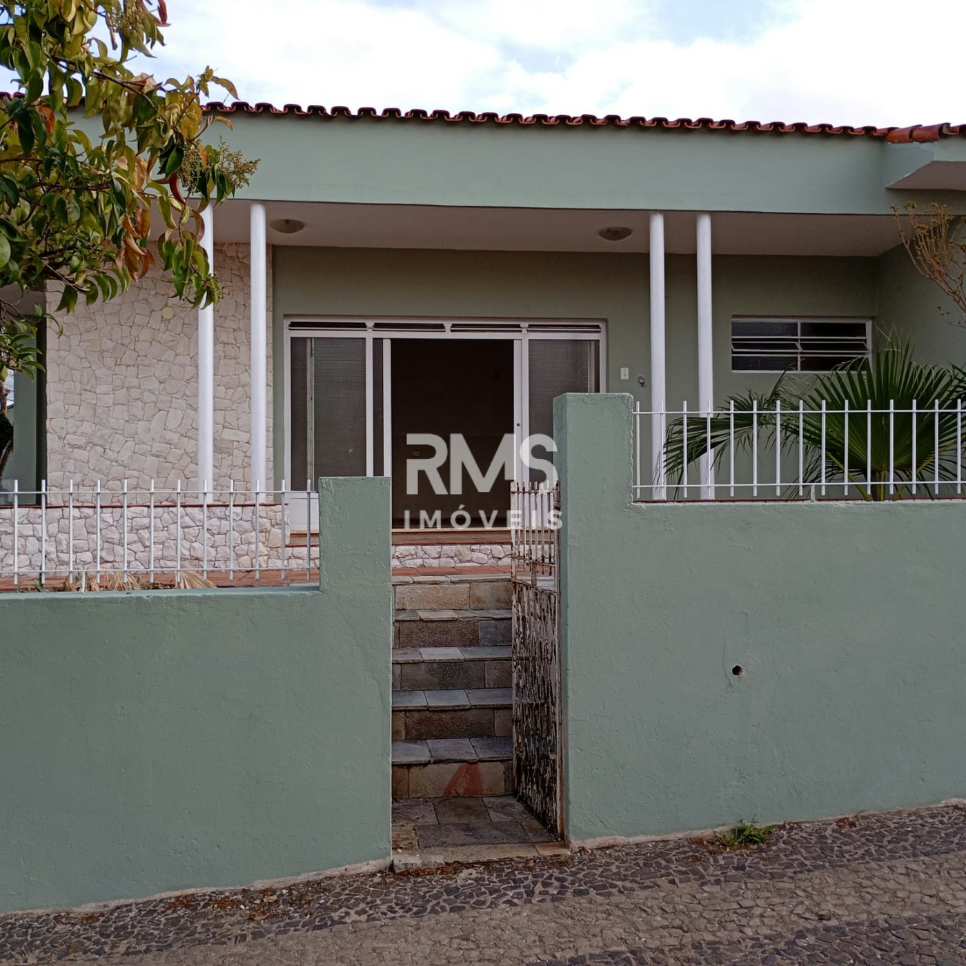 Casa à venda ou para alugar com 3 quartos, sendo 1 suíte,  no Centro, Angatuba, SP