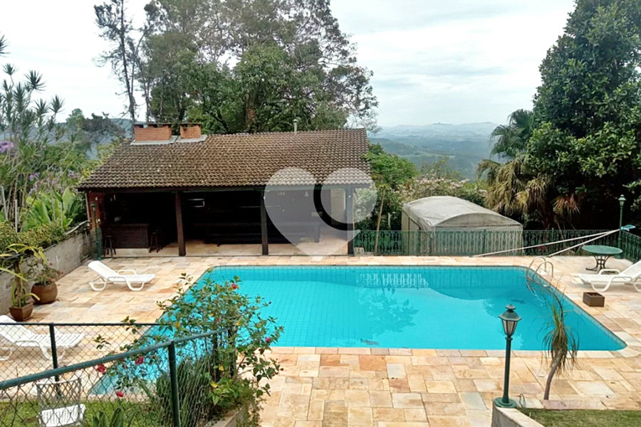 Casa à venda com 5 quartos, sendo 4 suítes, em Roseira, Mairiporã, SP