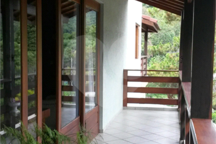 Casa à venda com 4 quartos, sendo 2 suítes, no condomínio Alpes da Cantareira, Mairiporã - SP