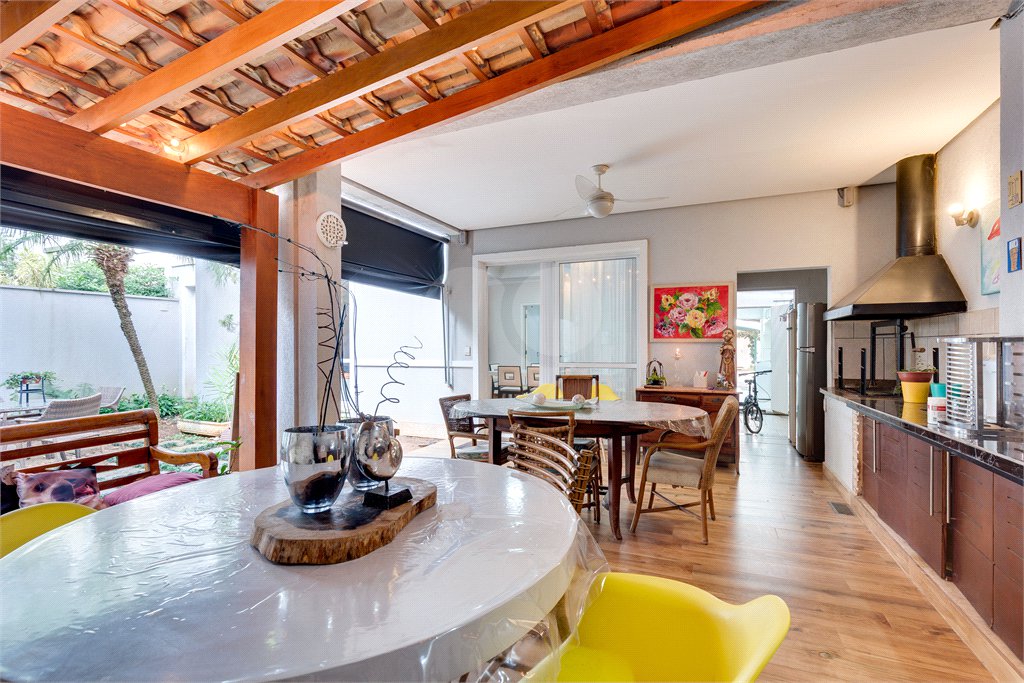 Casa à venda com 3 suítes no condomínio Vila Versalhes, São Paulo - SP