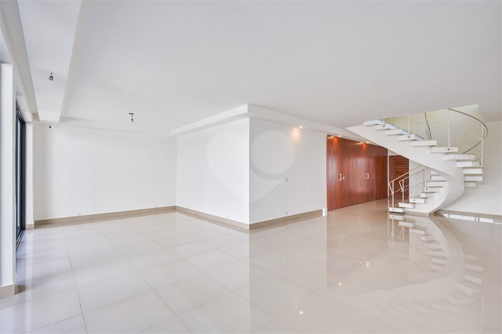 Sobrado à venda com 3 quartos, sendo 2 suítes, em Granja Julieta, São Paulo, SP