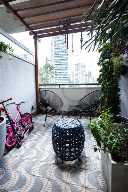 Apartamento à venda com 5 quartos, sendo 4 suítes,  em Parque Reboucas, São Paulo, SP