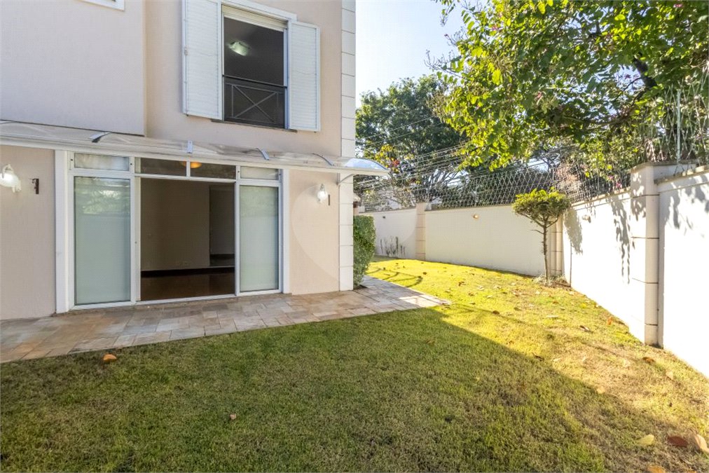 Casa à venda com 4 quartos, sendo 2 suítes, no condomínio Stephanie, São Paulo - SP