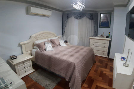 Casa à venda com 4 quartos, sendo 2 suítes, em Jardim Leonor Mendes de Barros, São Paulo, SP