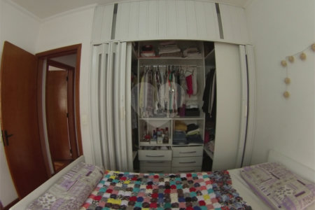 Sobrado com 4 quartos sendo 2 suítes.