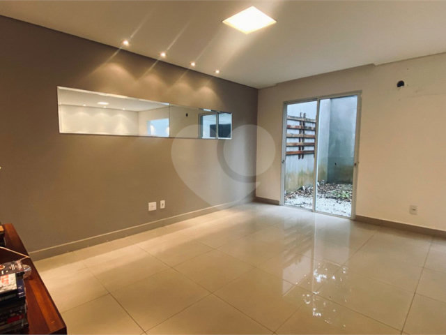 Casa à venda com 3 suítes no condomínio Vilas 2, São Paulo - SP