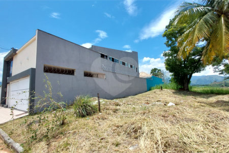 Casa à venda com 4 quartos, sendo 2 suítes, no condomínio Vivendas do Mendanha, Rio de Janeiro - RJ