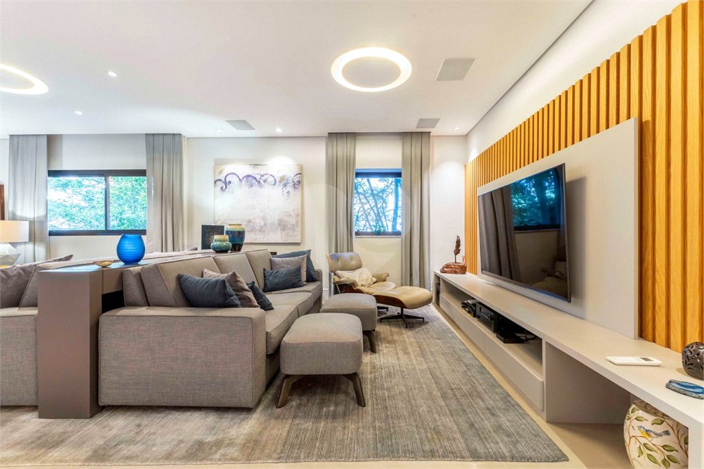Apartamento à venda com 4 quartos, sendo 3 suítes, em Moema, São Paulo, SP