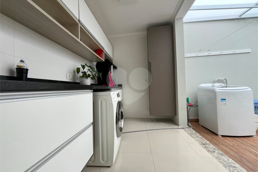 Casa à venda com 4 quartos, sendo 2 suítes, no condomínio Floradas da Serra, São Paulo - SP