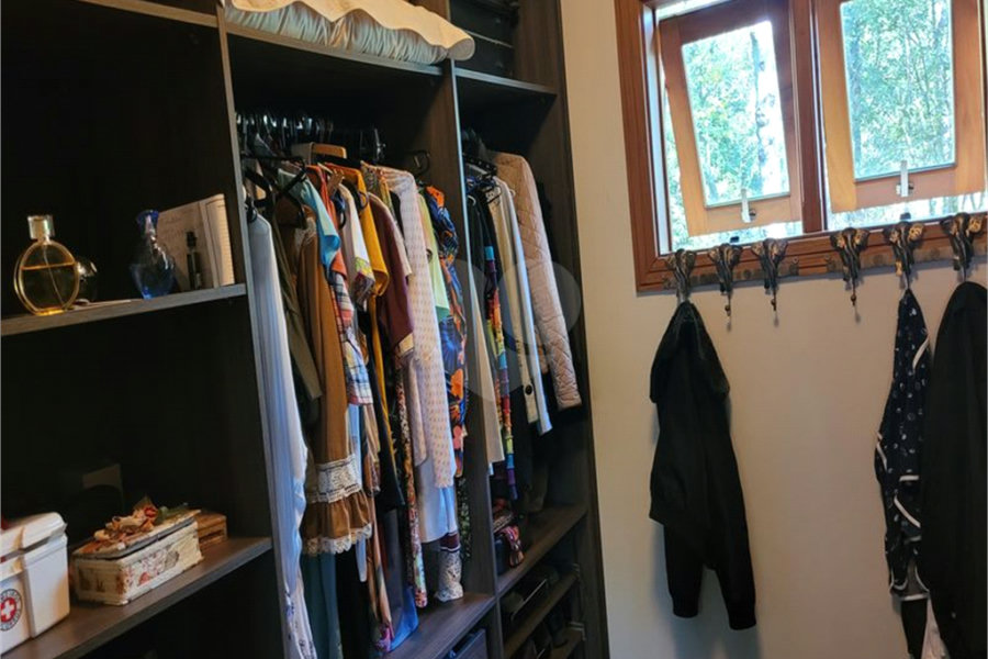Casa à venda com 4 quartos, sendo 2 suítes, no condomínio Alpes da Cantareira, Mairiporã - SP