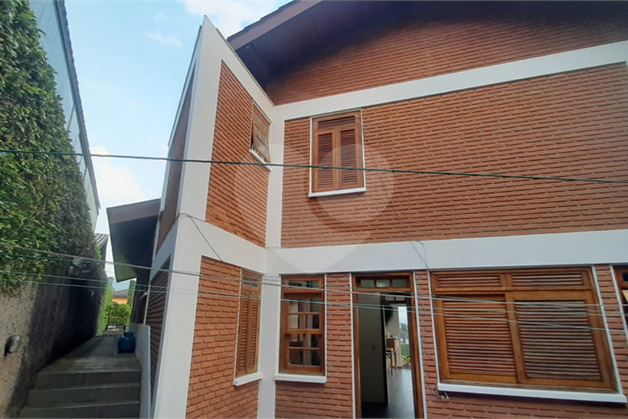 Casa à venda com 3 quartos, sendo 1 suíte, no condomínio Alpes da Cantareira, Mairiporã - SP