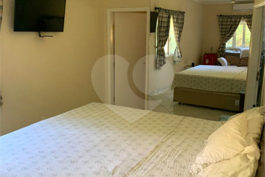 Casa à venda com 5 quartos, sendo 2 suítes, no condomínio Capela do Barreiro, Itatiba - SP