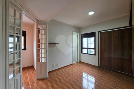 Apartamento à venda com 2 quartos, sendo 1 suíte, em Vila Olímpia, São Paulo, SP