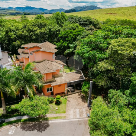 Casa à venda com 5 quartos, sendo 4 suítes, no condomínio Figueira Garden, Atibaia - SP