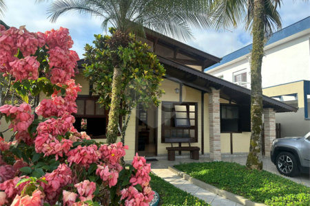 Casa à venda com 3 quartos, sendo 1 suíte,  no condomínio Morada da Praia, Bertioga - SP