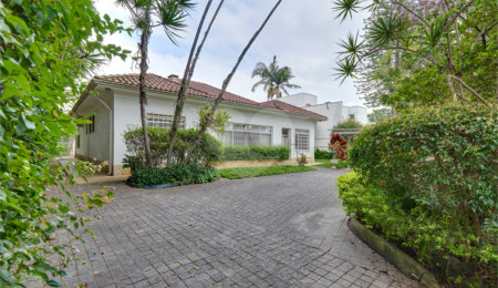 Casa Térrea à venda ou para alugar com 5 quartos, sendo 2 suítes,  em Granja Julieta, São Paulo, SP