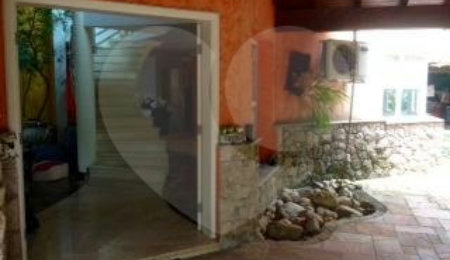 Sobrado à venda com 4 quartos, sendo 2 suítes,  em Alpes da Cantareira, Mairiporã, SP