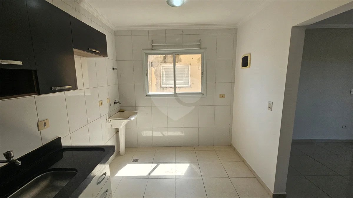 Apartamento Locação Condomínio Anguri com 02 dormitórios com Ar e Sacada