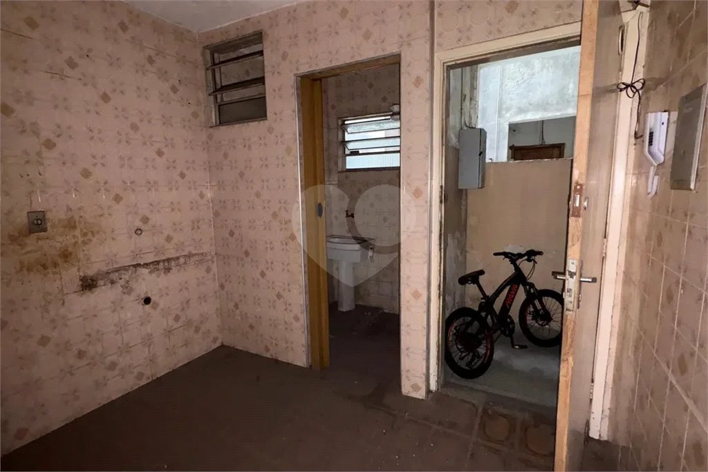 Kitnet Compacta na Liberdade – 33m² | Portaria 24h | Aceita Pets