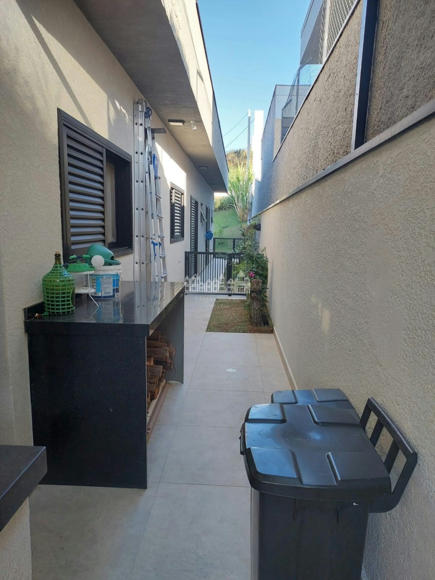 Casa à venda com 4 quartos, sendo 2 suítes,  no condomínio Figueira Garden, Atibaia - SP