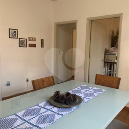 Casa térrea com 3 dormitórios, sendo 1 suíte .