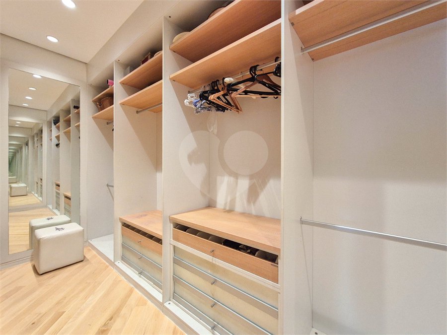 Apartamento à venda ou para alugar com 4 quartos, sendo 3 suítes, em Moema, São Paulo, SP