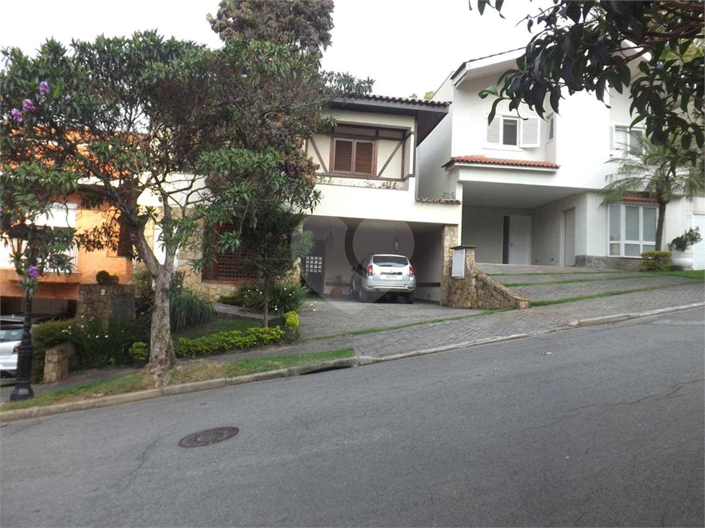 Casa à venda ou para alugar com 4 quartos, sendo 3 suítes,  no condomínio Villa das Flores, São Paulo - SP