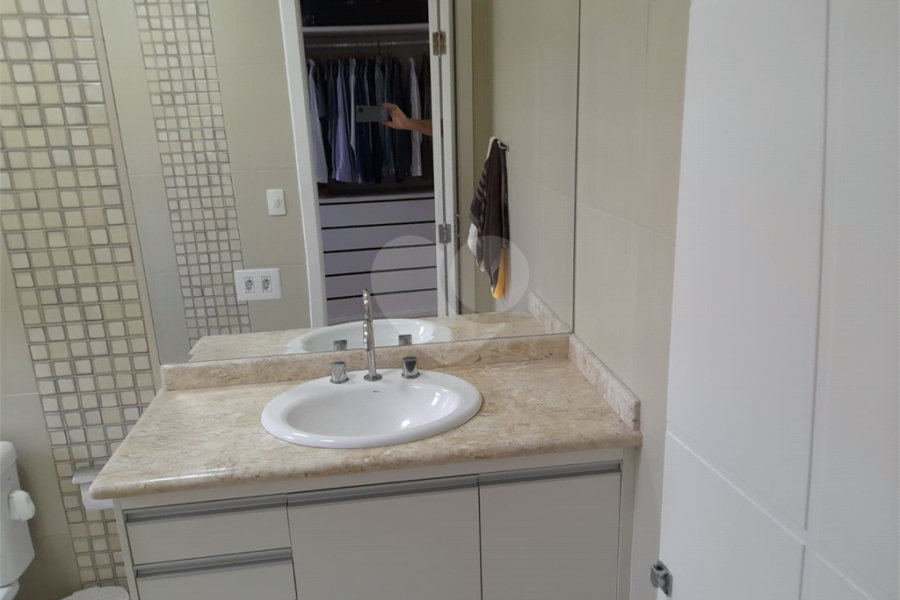 Sobrado à venda com 4 quartos, sendo 1 suíte, em Chora Menino, São Paulo, SP