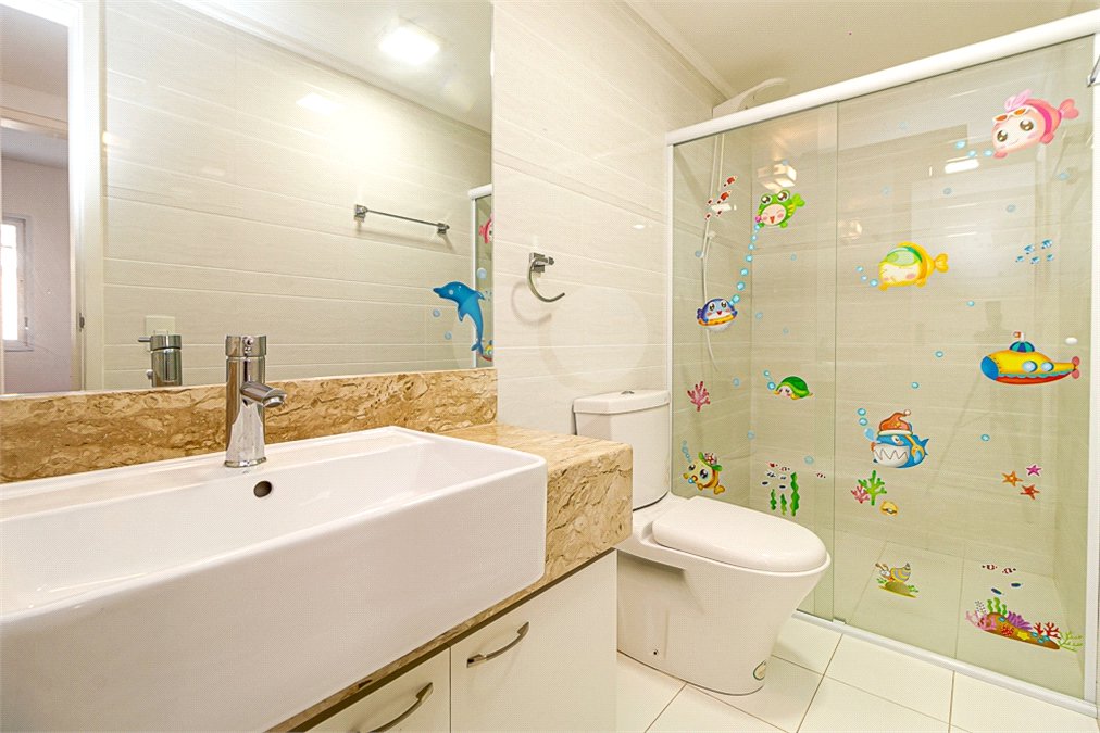 Casa à venda com 4 quartos, sendo 2 suítes, no condomínio Vila das Andorinhas, São Paulo - SP