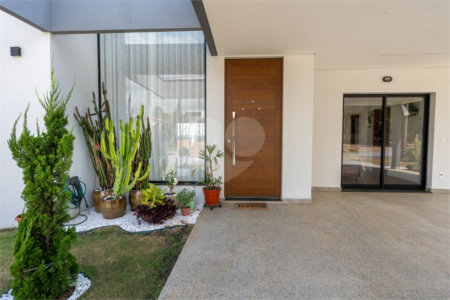 Casa à venda com 4 quartos, sendo 1 suíte, no condomínio Residencial Pinheiros do Lago, Alambari - SP