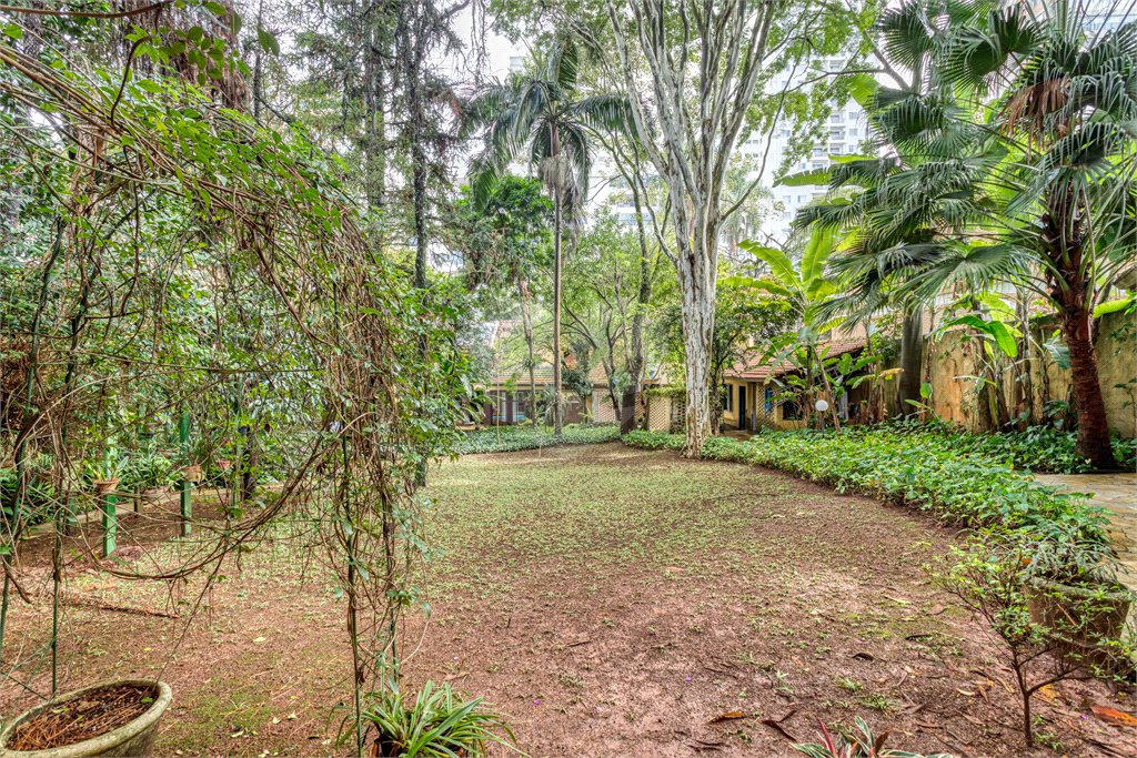 Sobrado à venda com 8 quartos, sendo 3 suítes, em Alto da Boa Vista, São Paulo, SP