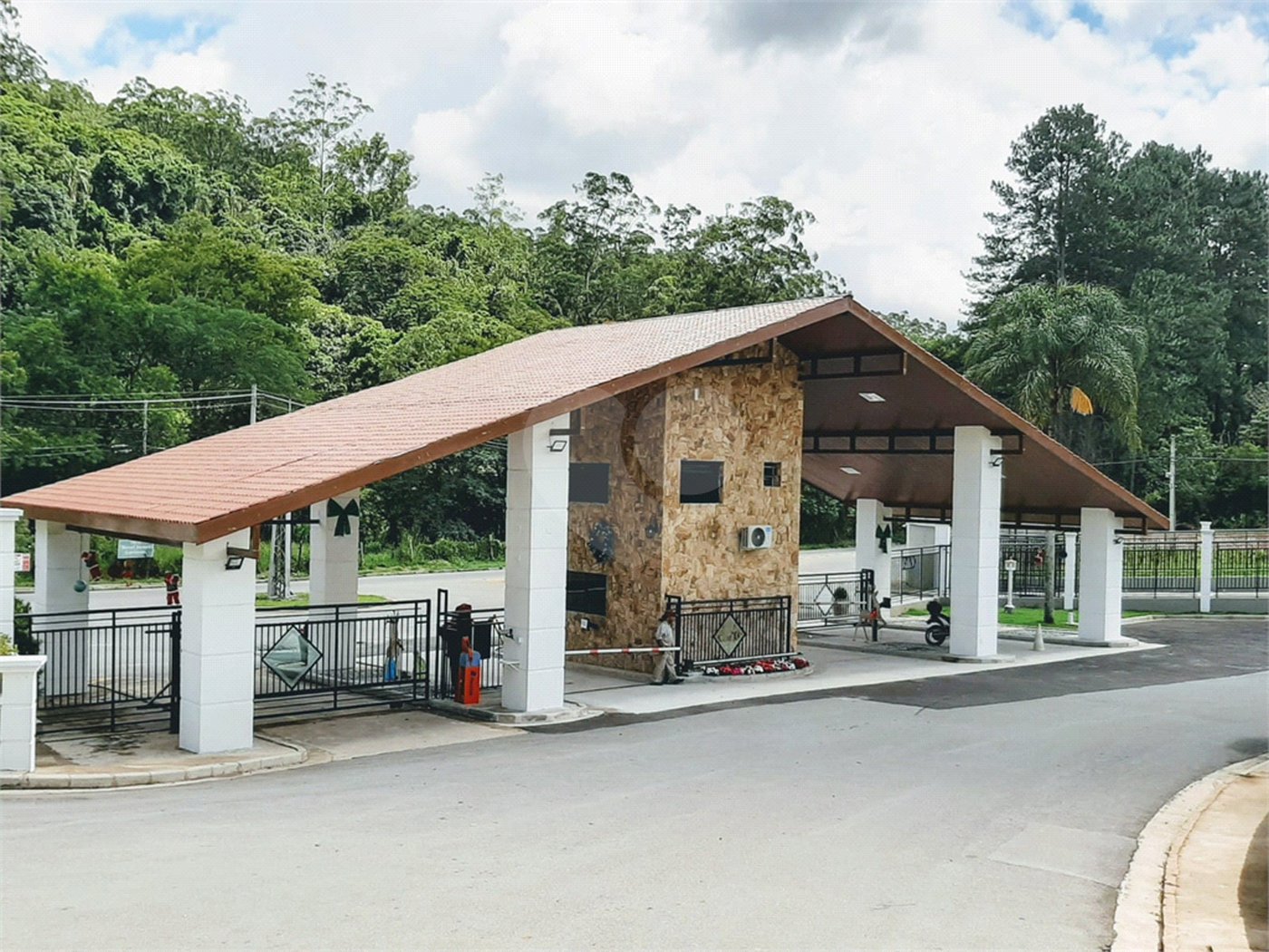 Casa à venda ou para alugar com 3 quartos, sendo 1 suíte, no condomínio Alpes de Caieiras, Caieiras - SP