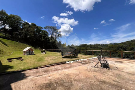 Chácara com excelente infraestrutura, contendo casa com 8 dormitórios, 900 m² de área construída, área total de 3000m², piscina adulto e infantil, churrasqueira, quadra gramada de futebol - Rio Acima - Atibaia/SP 900 m² Área construída 3.000 m² Área do terreno