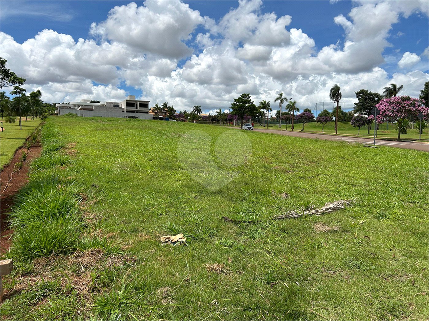 Terreno no condomínio Damha Golf em frente área de lazer com 1.404,40 m²
