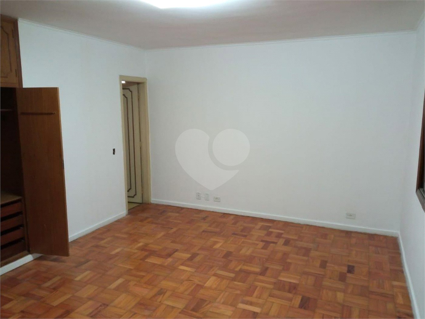 Excelente Sobrado com 04 suítes. Venha fazer uma visita.