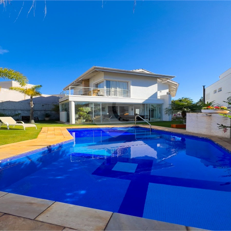 Casa à venda ou para alugar com 3 suítes no condomínio Figueira Garden, Atibaia - SP