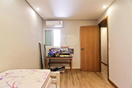 Sobrado à venda com 2 quartos, sendo 1 suíte, em Vila dos Remédios, São Paulo, SP