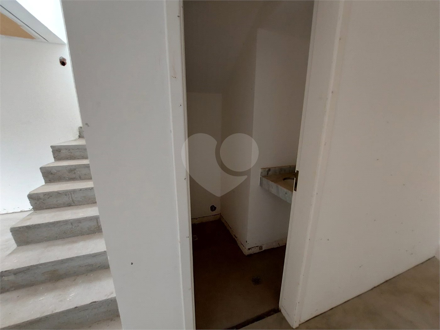 Sobrado à venda com 3 quartos, sendo 1 suíte, em Vila Omízollo, Louveira, SP