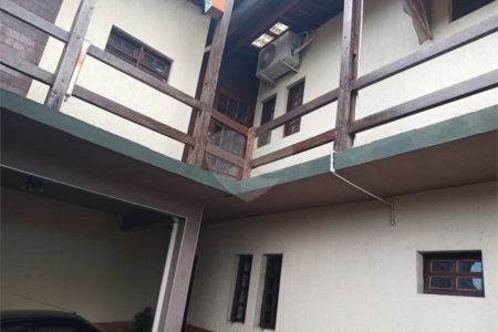 Sobrado à venda com 3 quartos, sendo 1 suíte,  em Vila Caputera, Mogi das Cruzes, SP