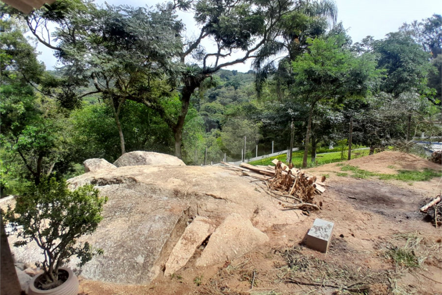 Sobrado à venda com 3 quartos, sendo 1 suíte, em Serra da Cantareira, Mairiporã, SP