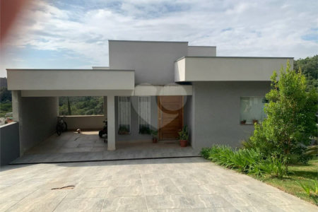 Casa à venda com 3 quartos, sendo 1 suíte, no condomínio Residencial Ponderosa, São Roque - SP