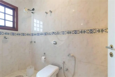 Casa com 3 dormitórios sendo 3 suítes com 03 vagas de garagem.