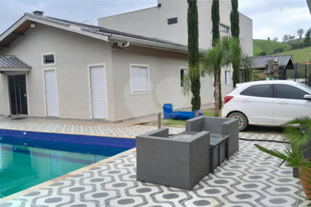 Chácara em Área Rural de Piracaia, com casa principal + 4 kitnets alugadas, excelente localização