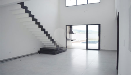 Casa à venda com 4 suítes no condomínio Figueira Garden, Atibaia - SP