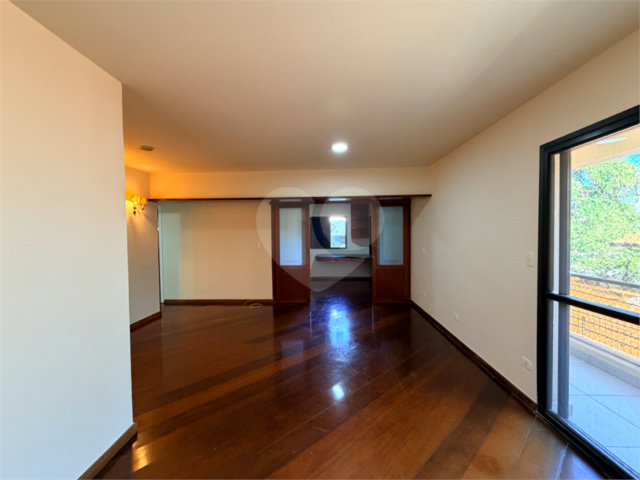 Apartamento à venda com 3 quartos, sendo 1 suíte,  em Alto da Boa Vista, São Paulo, SP